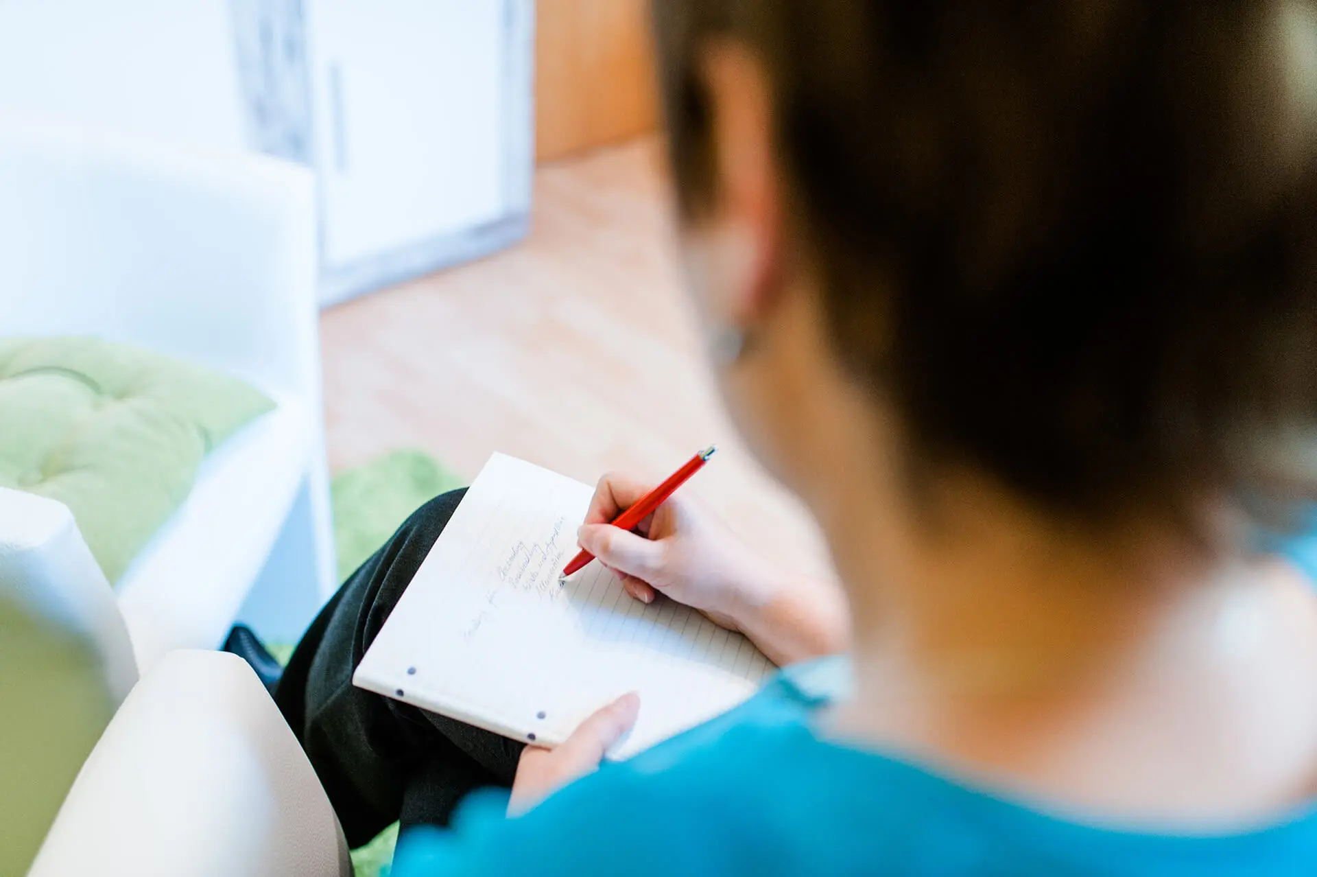 Birgit von der Beratungsoase macht sich Notizen